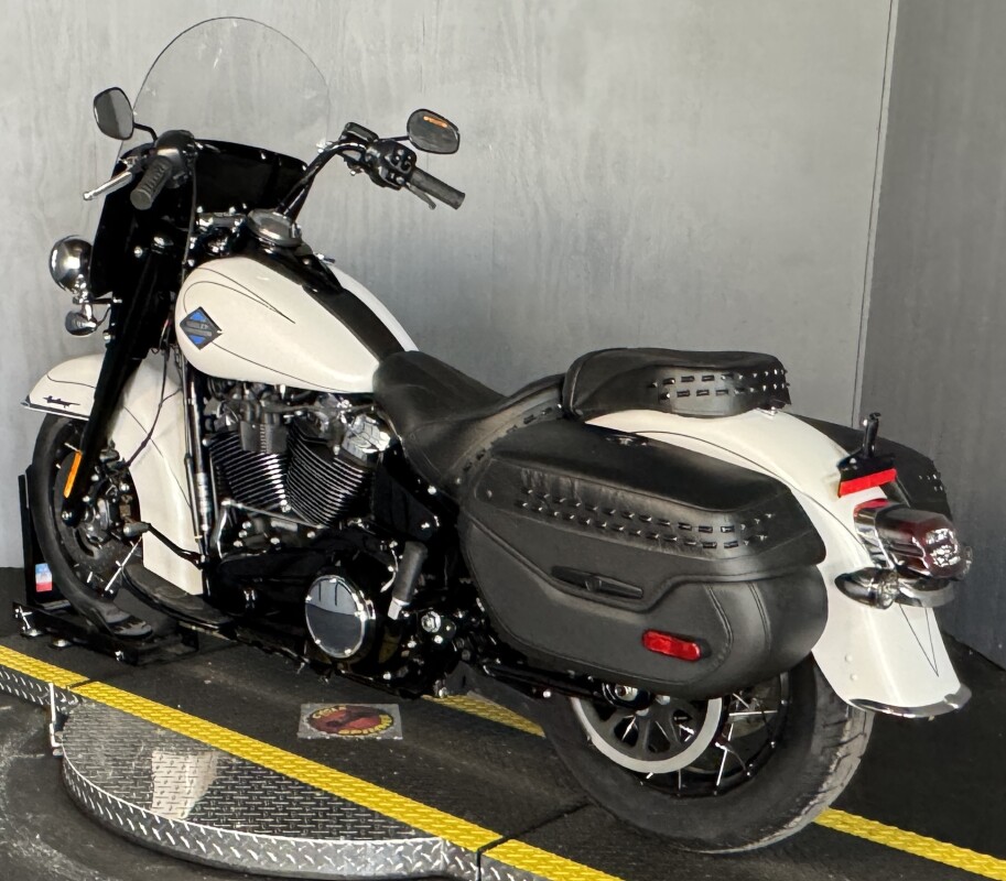 2025 Harley-Davidson Heritage Classic FLHC WHITE ONYX PRL W/ PINSTRIPE - Photo 10
