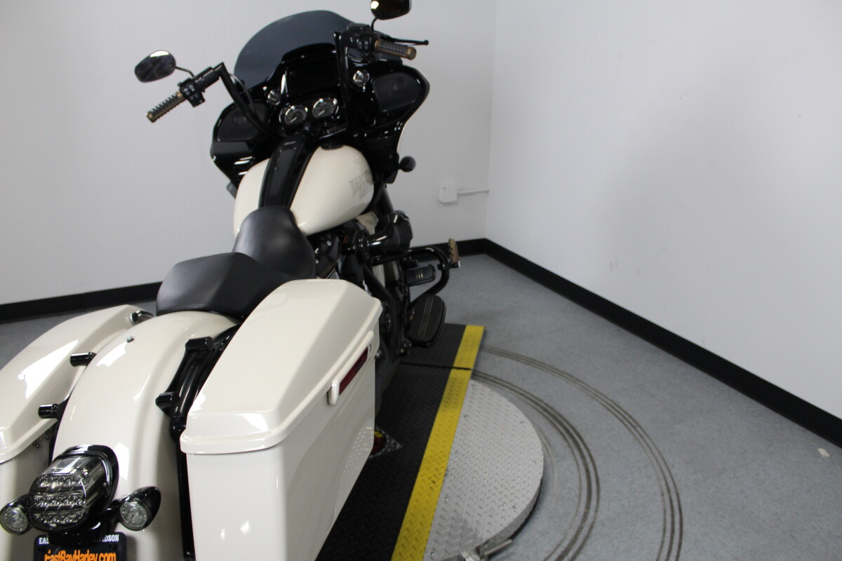 Harley-Davidson Road Glide ST 2023 FLTRXST 613786B WHITE SAND PRL - Photo 2