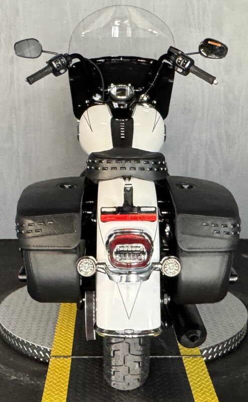 2025 Harley-Davidson Heritage Classic FLHC WHITE ONYX PRL W/ PINSTRIPE - Photo 4