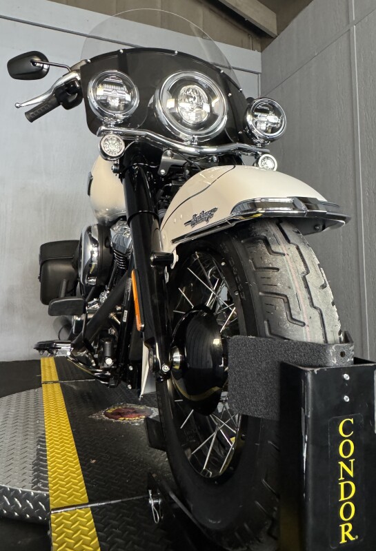 2025 Harley-Davidson Heritage Classic FLHC WHITE ONYX PRL W/ PINSTRIPE - Photo 5
