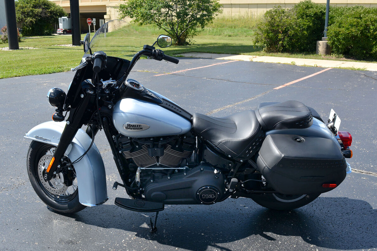 2024 Harley-Davidson Heritage Classic Atlas Silver Metallic - Black Finish - Photo 3