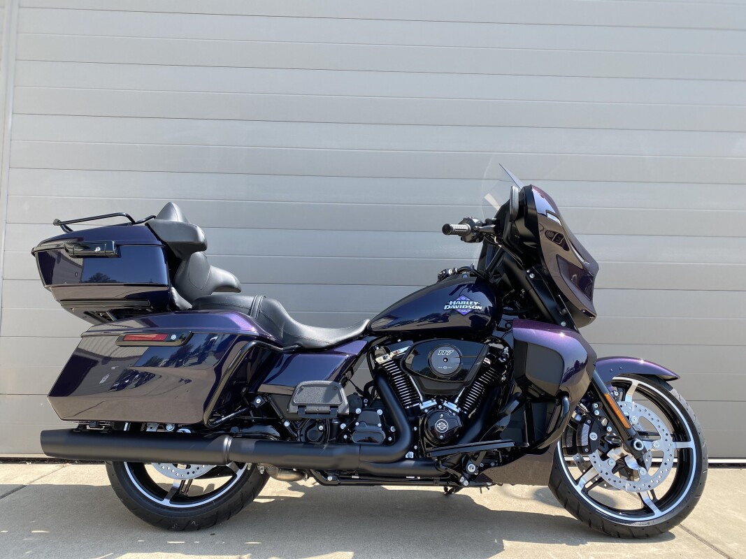 2025 Harley-Davidson Street Glide Ultra Mystic Shift - Black Finish