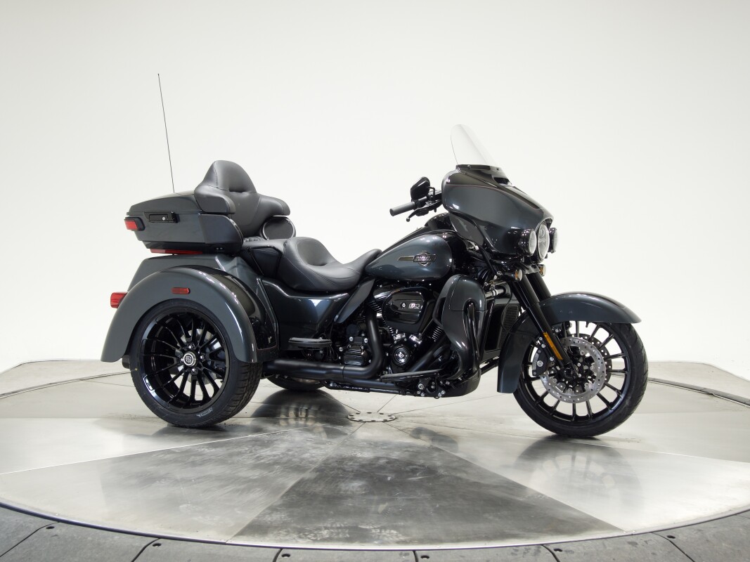 2025 Harley-Davidson FLHTCUTG Tri Glide Ultra in Iron Horse Metallic / Vivid Black - Photo 8