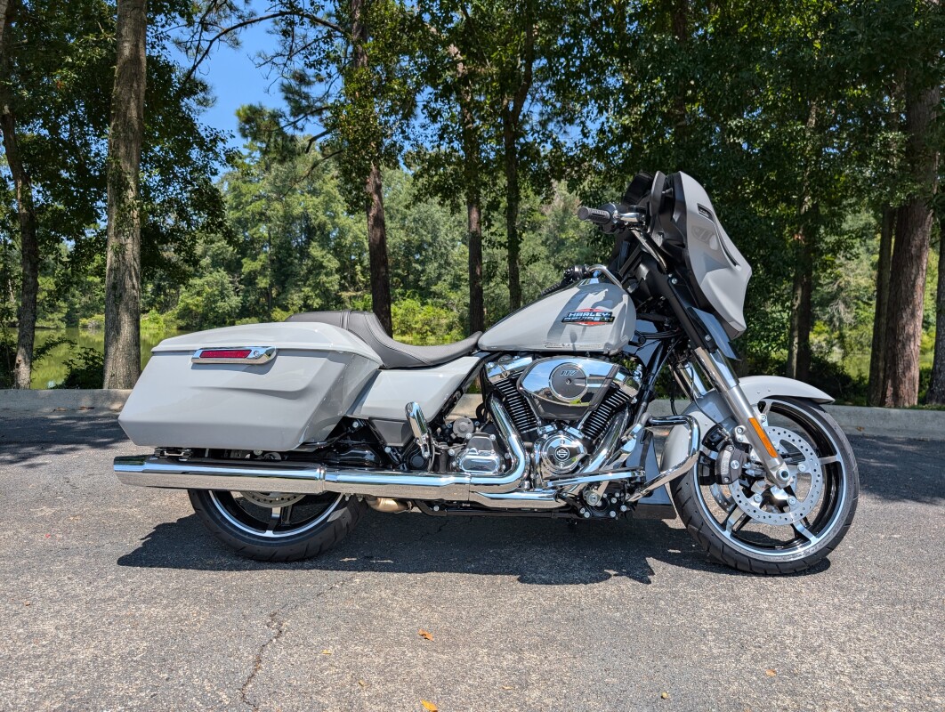 FLHX 2025 Street Glide - Photo 9