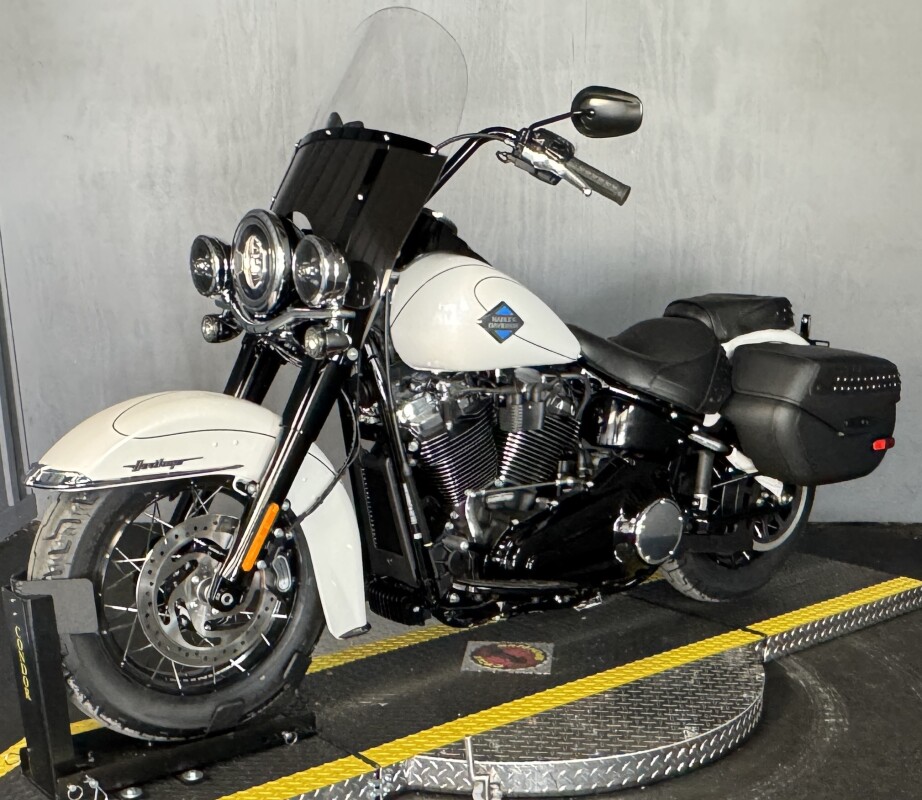 2025 Harley-Davidson Heritage Classic FLHC WHITE ONYX PRL W/ PINSTRIPE - Photo 9