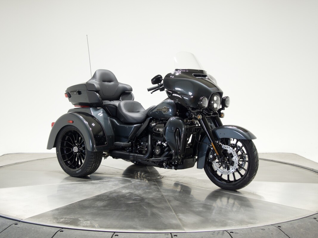 2025 Harley-Davidson FLHTCUTG Tri Glide Ultra in Iron Horse Metallic / Vivid Black - Photo 9