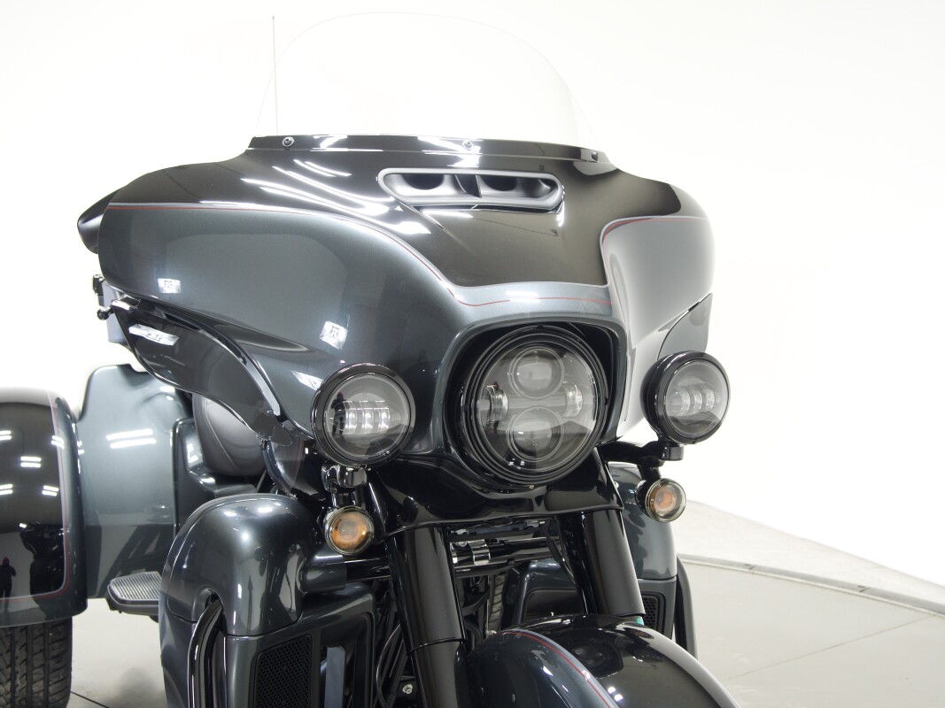 2025 Harley-Davidson FLHTCUTG Tri Glide Ultra in Iron Horse Metallic / Vivid Black - Photo 6