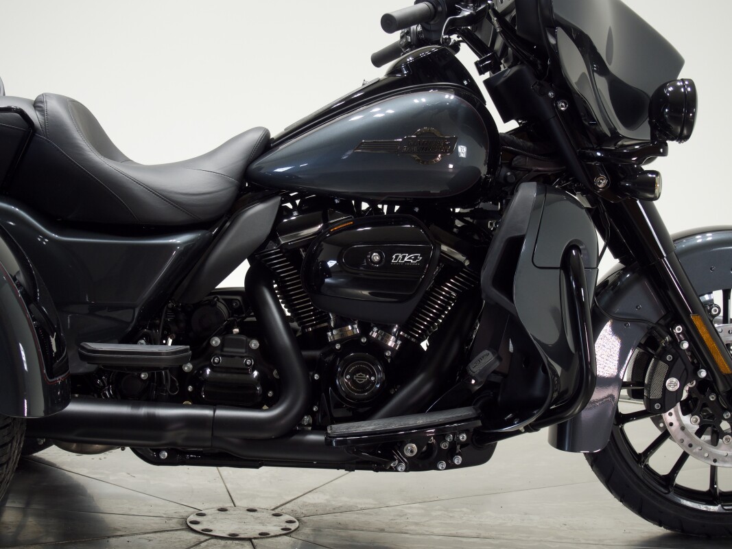 2025 Harley-Davidson FLHTCUTG Tri Glide Ultra in Iron Horse Metallic / Vivid Black - Photo 4
