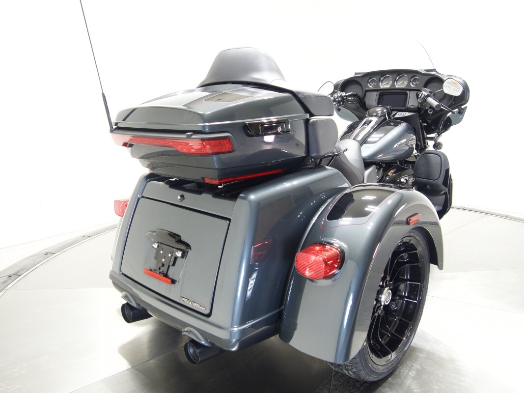 2025 Harley-Davidson FLHTCUTG Tri Glide Ultra in Iron Horse Metallic / Vivid Black - Photo 5