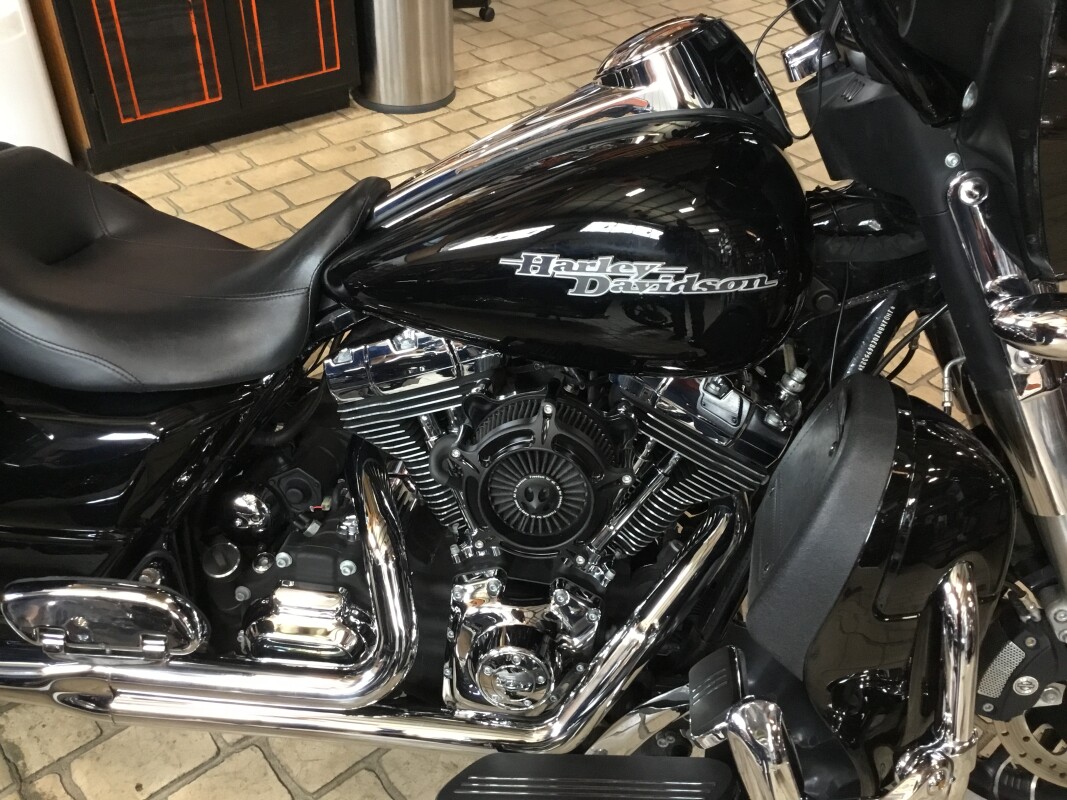 2014 Harley-Davidson Street Glide Vivid Black - Photo 2