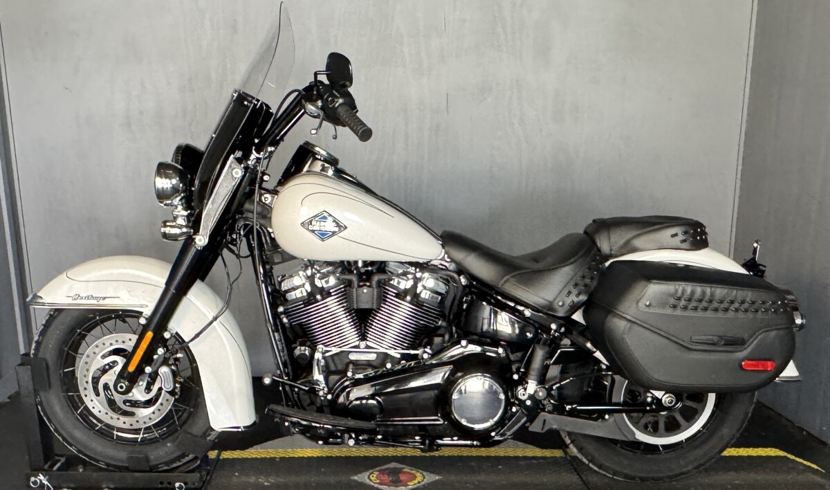2025 Harley-Davidson Heritage Classic FLHC WHITE ONYX PRL W/ PINSTRIPE - Photo 3