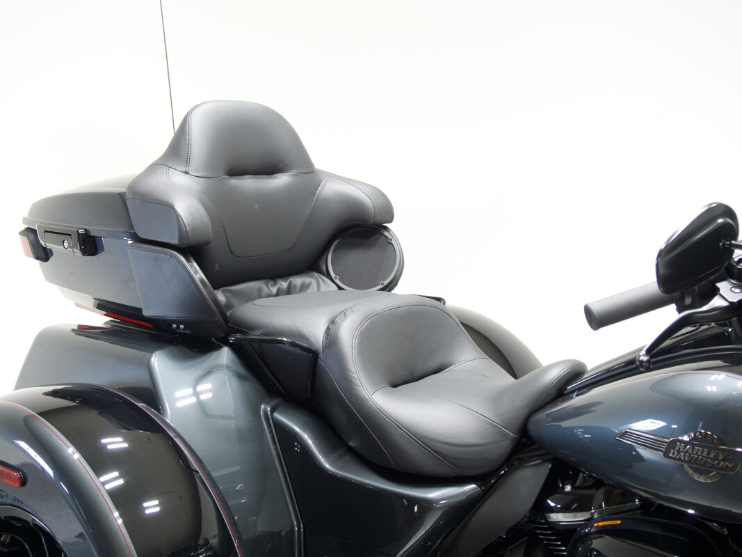 2025 Harley-Davidson FLHTCUTG Tri Glide Ultra in Iron Horse Metallic / Vivid Black - Photo 7