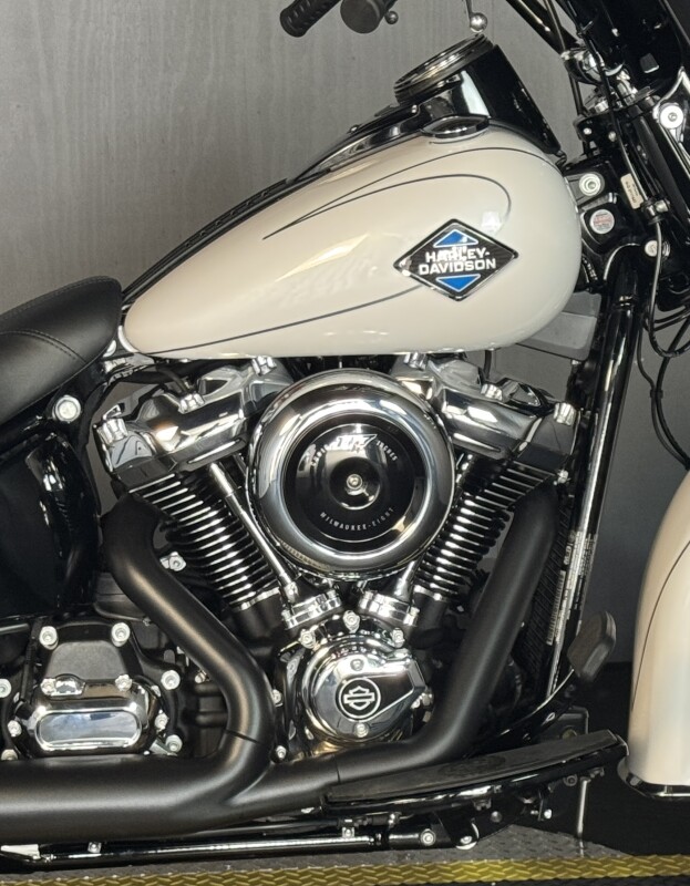 2025 Harley-Davidson Heritage Classic FLHC WHITE ONYX PRL W/ PINSTRIPE - Photo 6