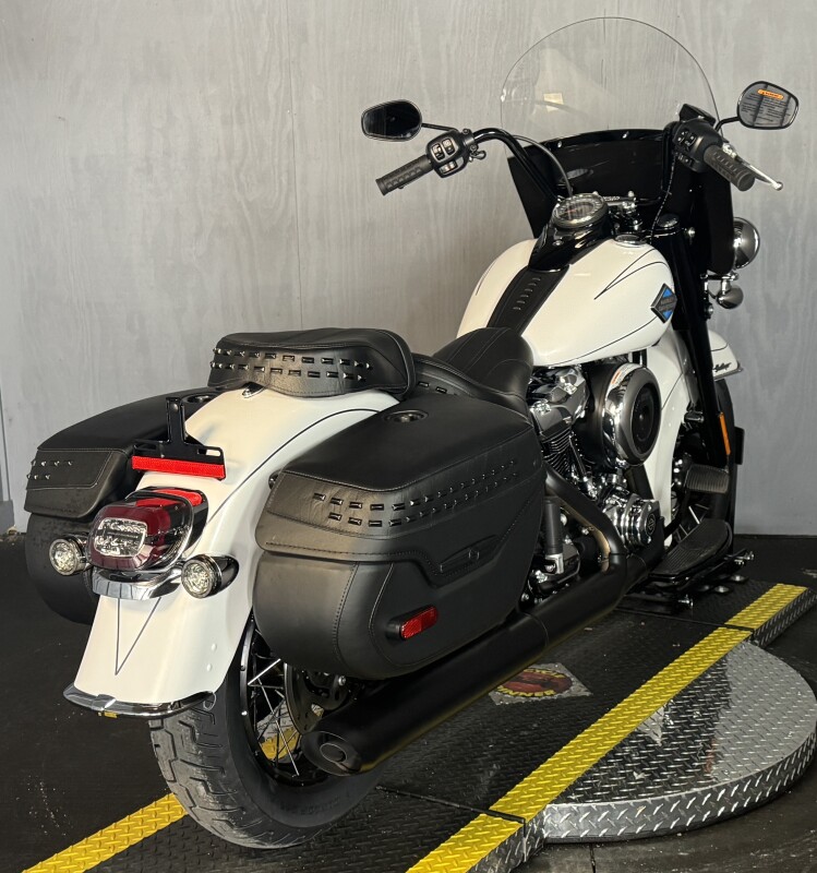 2025 Harley-Davidson Heritage Classic FLHC WHITE ONYX PRL W/ PINSTRIPE - Photo 8
