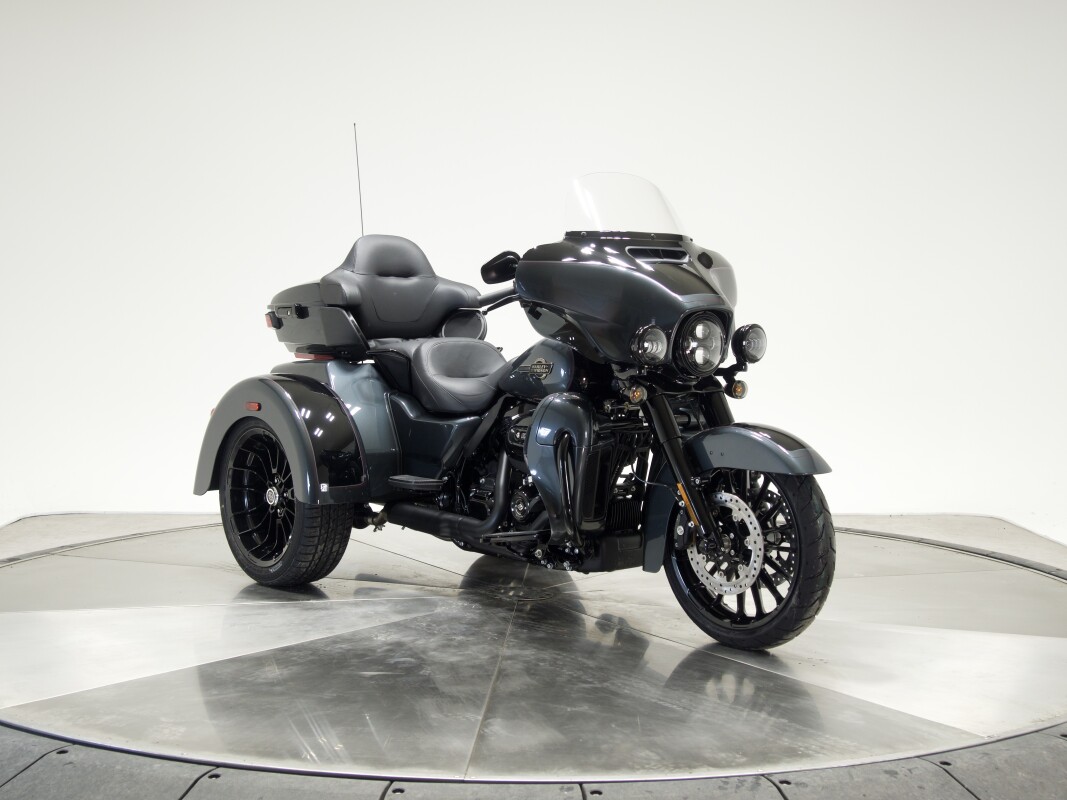 2025 Harley-Davidson FLHTCUTG Tri Glide Ultra in Iron Horse Metallic / Vivid Black - Photo 10