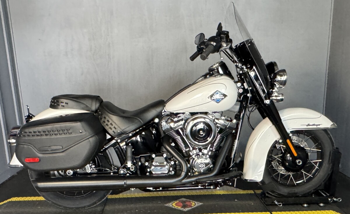2025 Harley-Davidson Heritage Classic FLHC WHITE ONYX PRL W/ PINSTRIPE