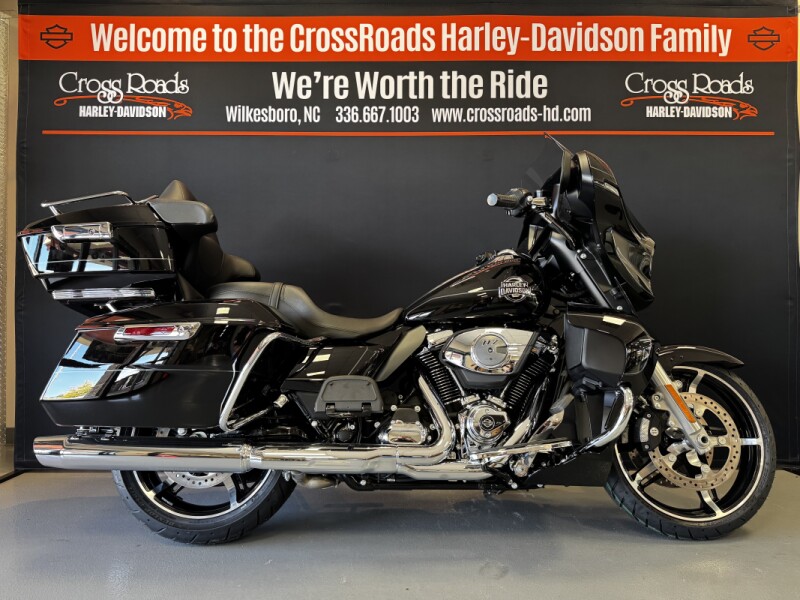 2025 Harley-Davidson® Street Glide® Ultra Vivid Black
