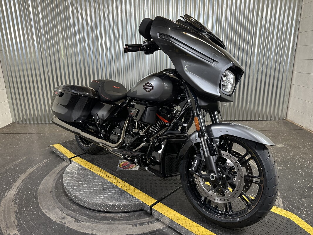 2025 Harley-Davidson CVO Street Glide Raven Fade - Photo 2