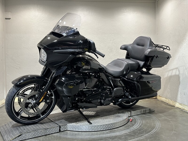 Harley-Davidson Street Glide Ultra 2025 FLHXU 84603051 VIVID BLACK W/ PINSTRIPE - Photo 5