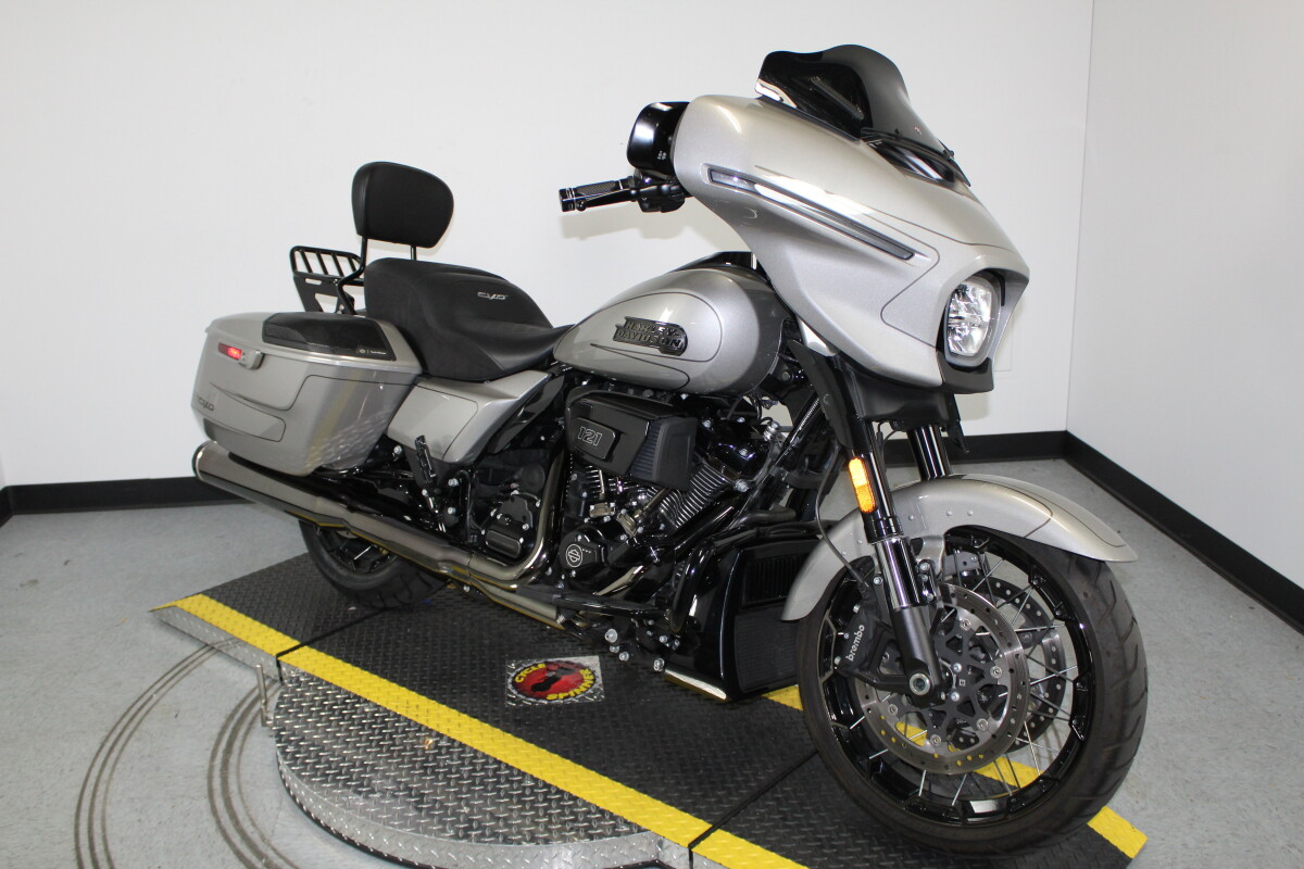 Harley-Davidson CVO Street Glide 2023 FLHXSE 951885B DARK PLATINUM - Photo 2
