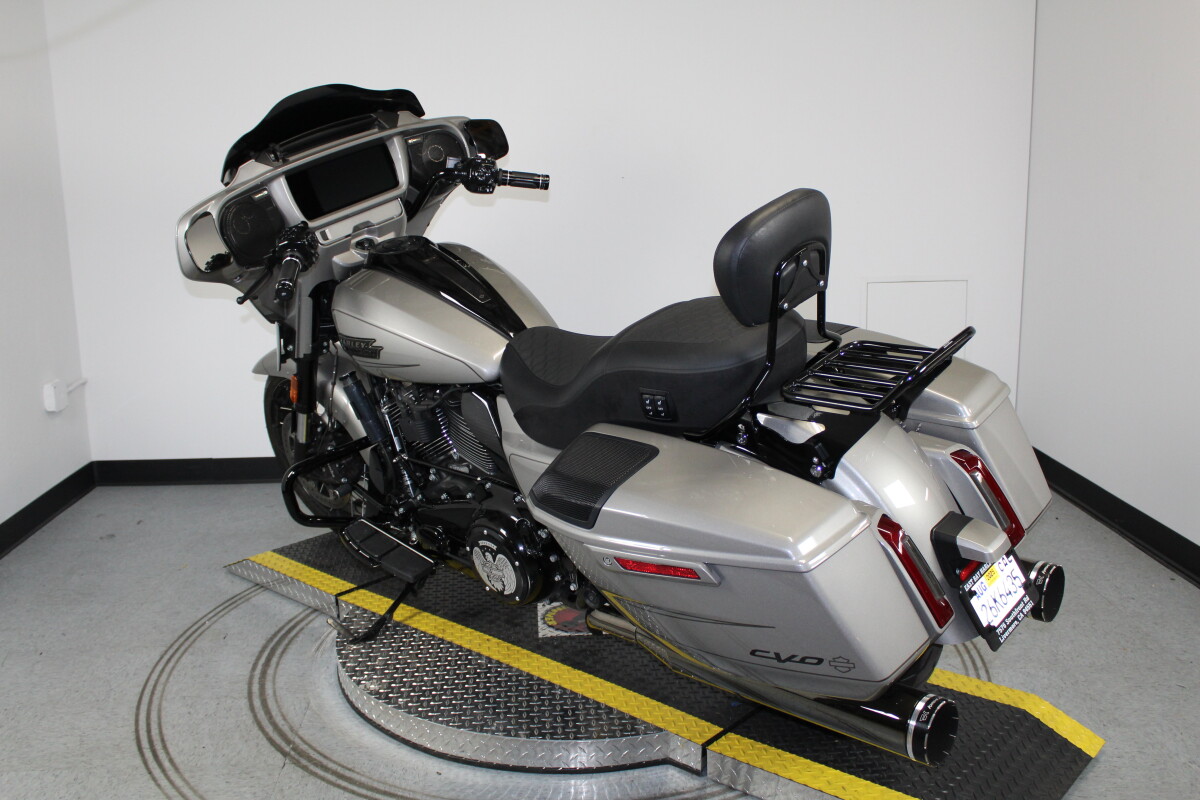 Harley-Davidson CVO Street Glide 2023 FLHXSE 951885B DARK PLATINUM - Photo 6