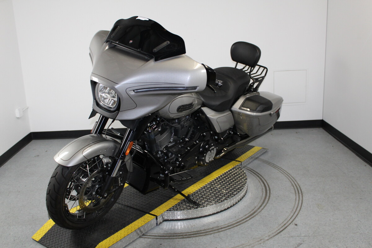Harley-Davidson CVO Street Glide 2023 FLHXSE 951885B DARK PLATINUM - Photo 4
