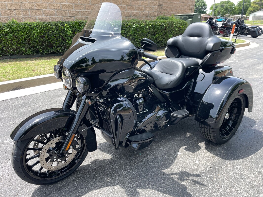 Harley-Davidson Tri Glide Ultra 2025 FLHTCUTG VIVID BLACK - Photo 7