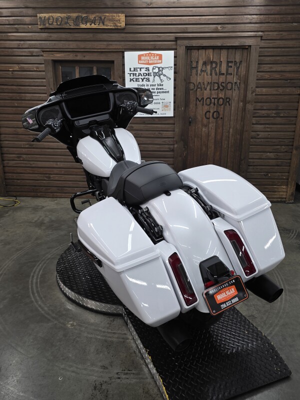 2025 Harley-Davidson Street Glide WHITE ONYX PRL/BLK TRIM - Photo 4