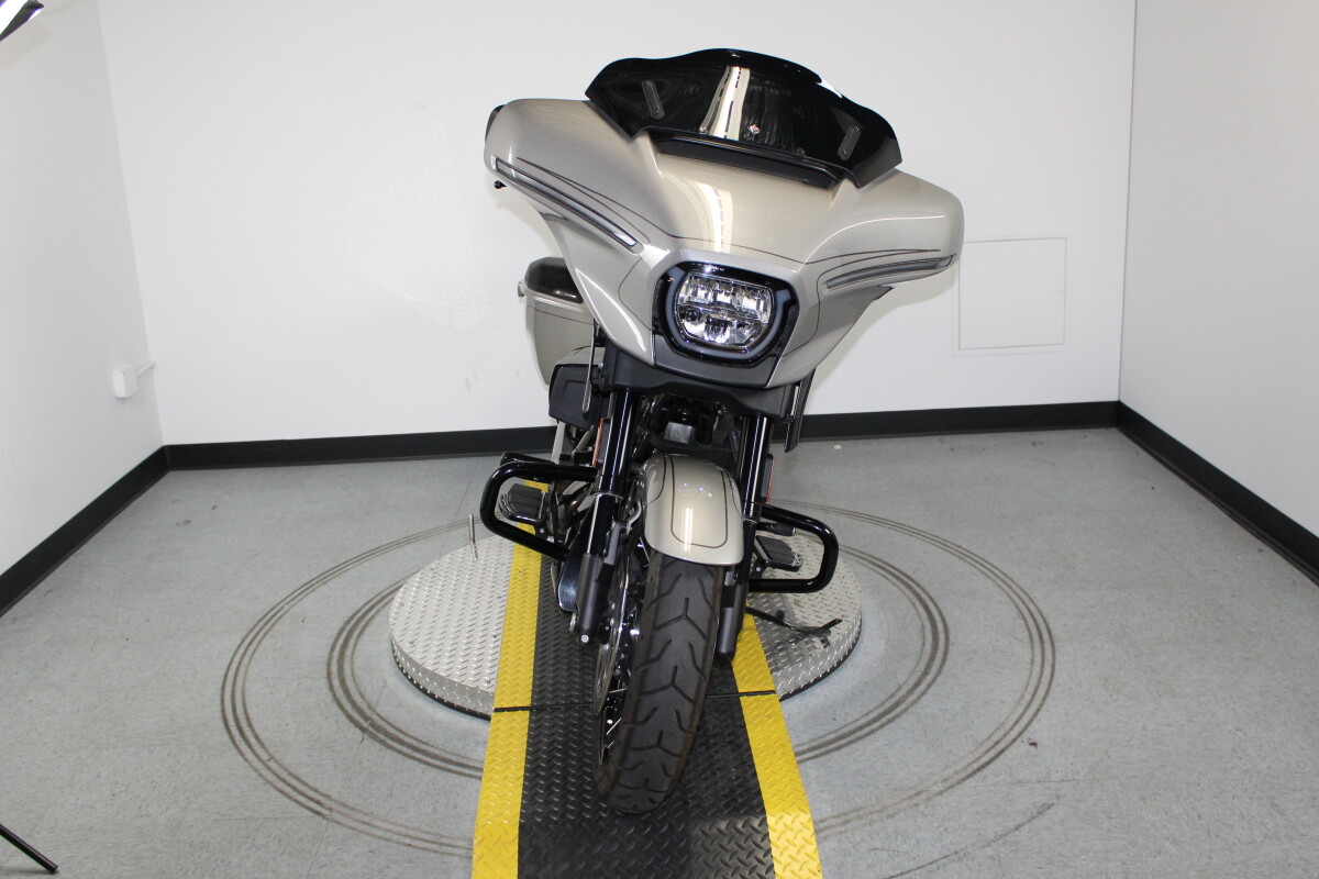 Harley-Davidson CVO Street Glide 2023 FLHXSE 951885B DARK PLATINUM - Photo 3