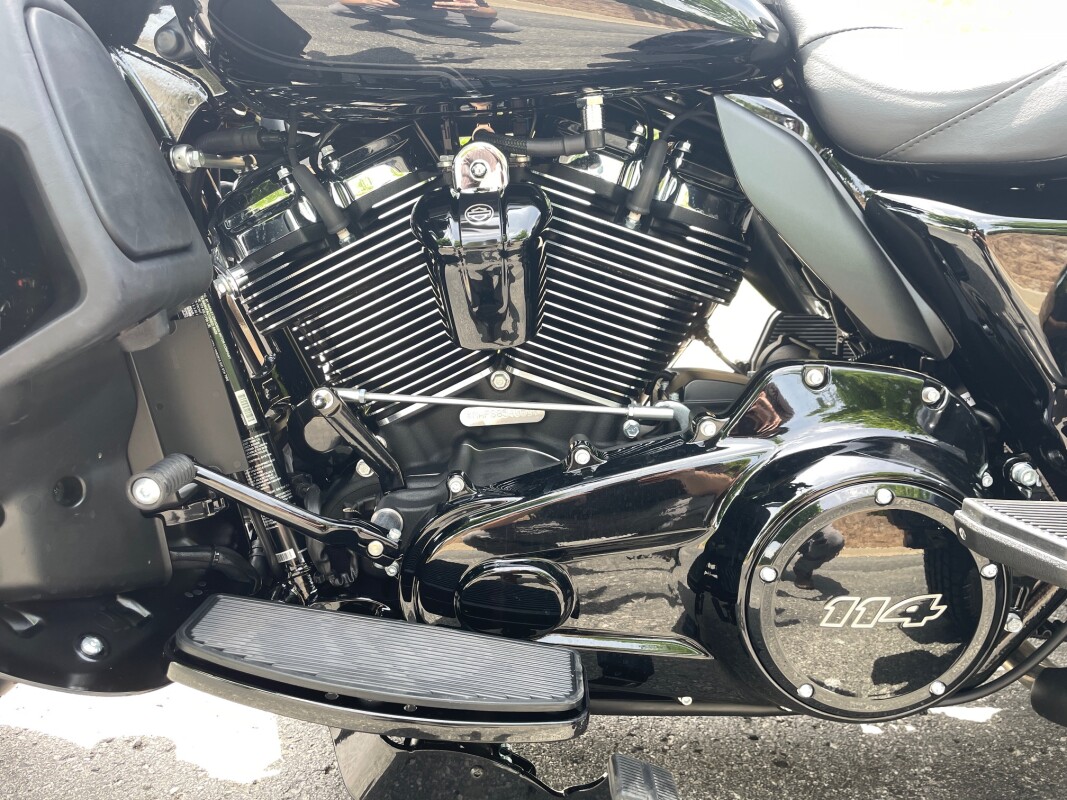 Harley-Davidson Tri Glide Ultra 2025 FLHTCUTG VIVID BLACK - Photo 9