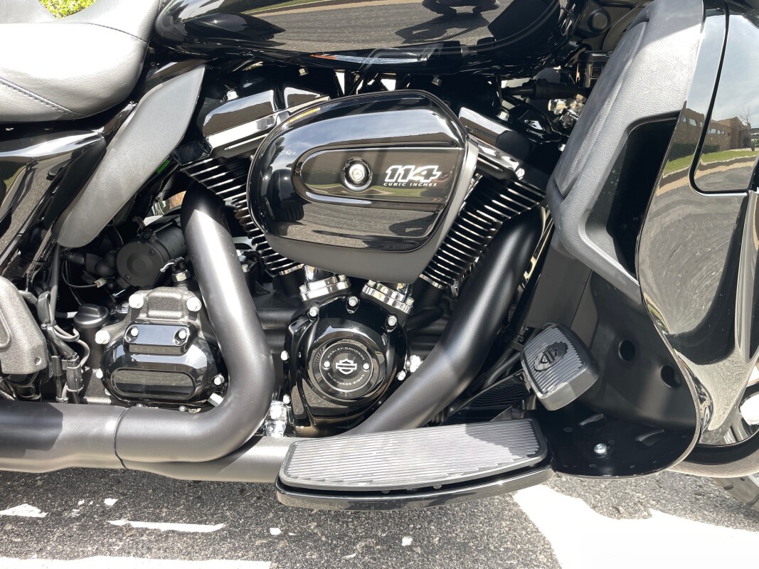 Harley-Davidson Tri Glide Ultra 2025 FLHTCUTG VIVID BLACK - Photo 2