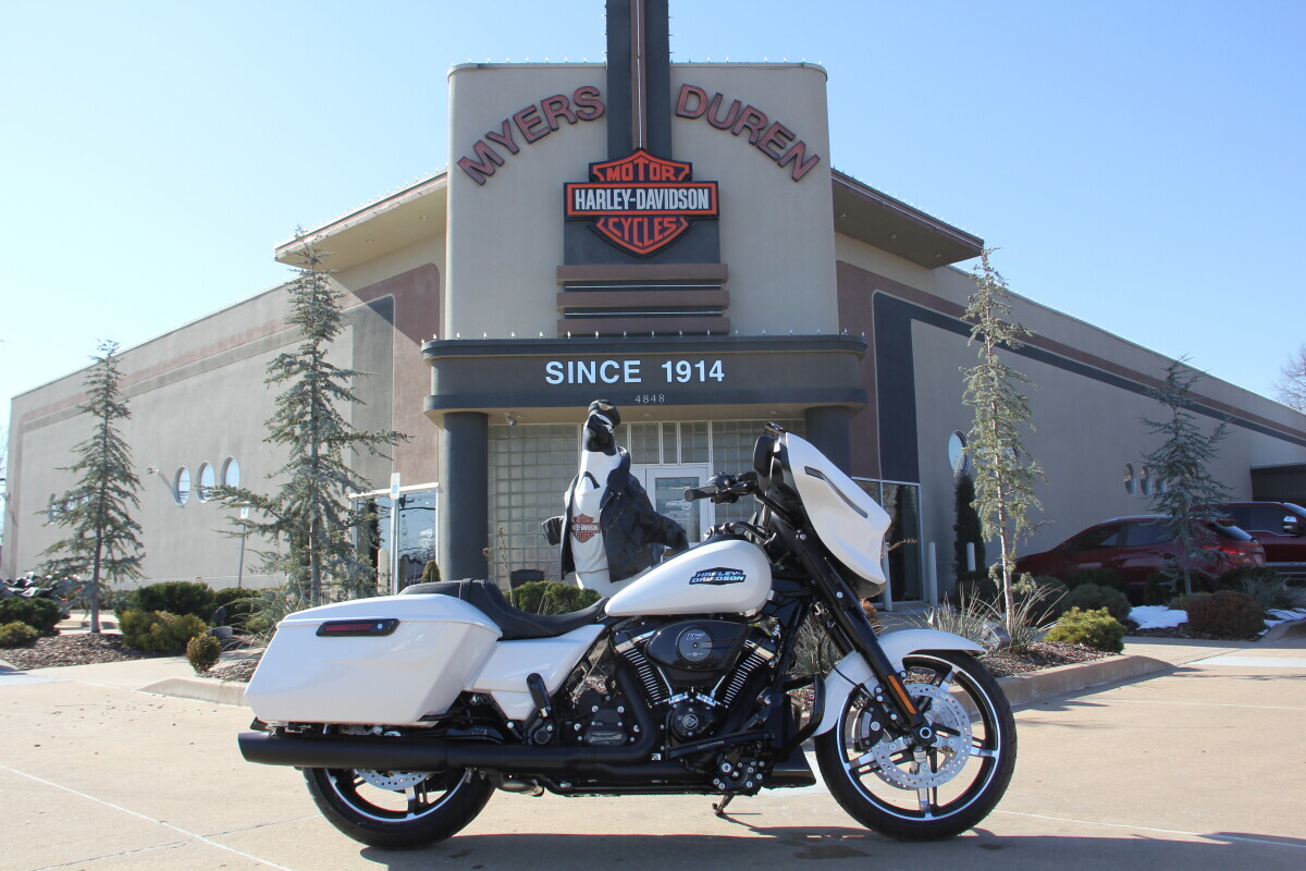 2025 Harley-Davidson Street Glide White Onyx Pearl - Black Finish