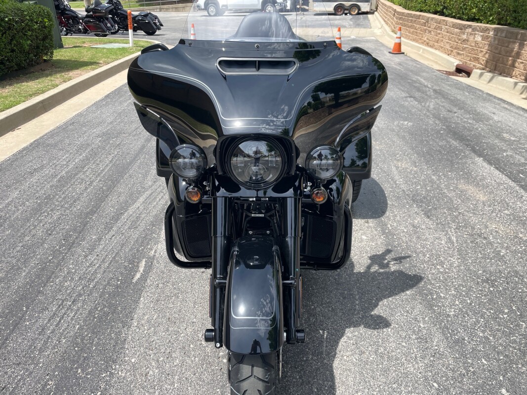 Harley-Davidson Tri Glide Ultra 2025 FLHTCUTG VIVID BLACK - Photo 4