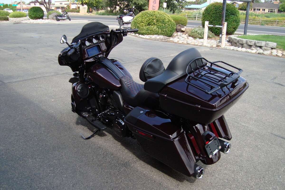 2019 Harley-Davidson CVO Street Glide Black Forest & Wineberry - Photo 4