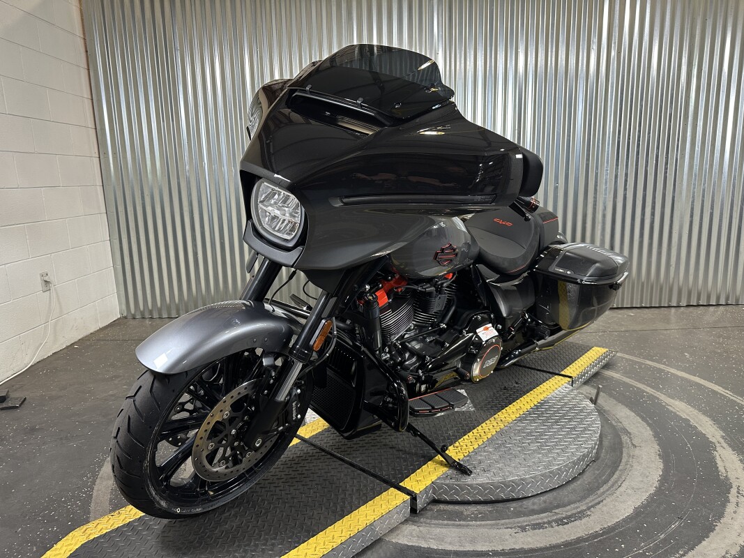 2025 Harley-Davidson CVO Street Glide Raven Fade - Photo 4
