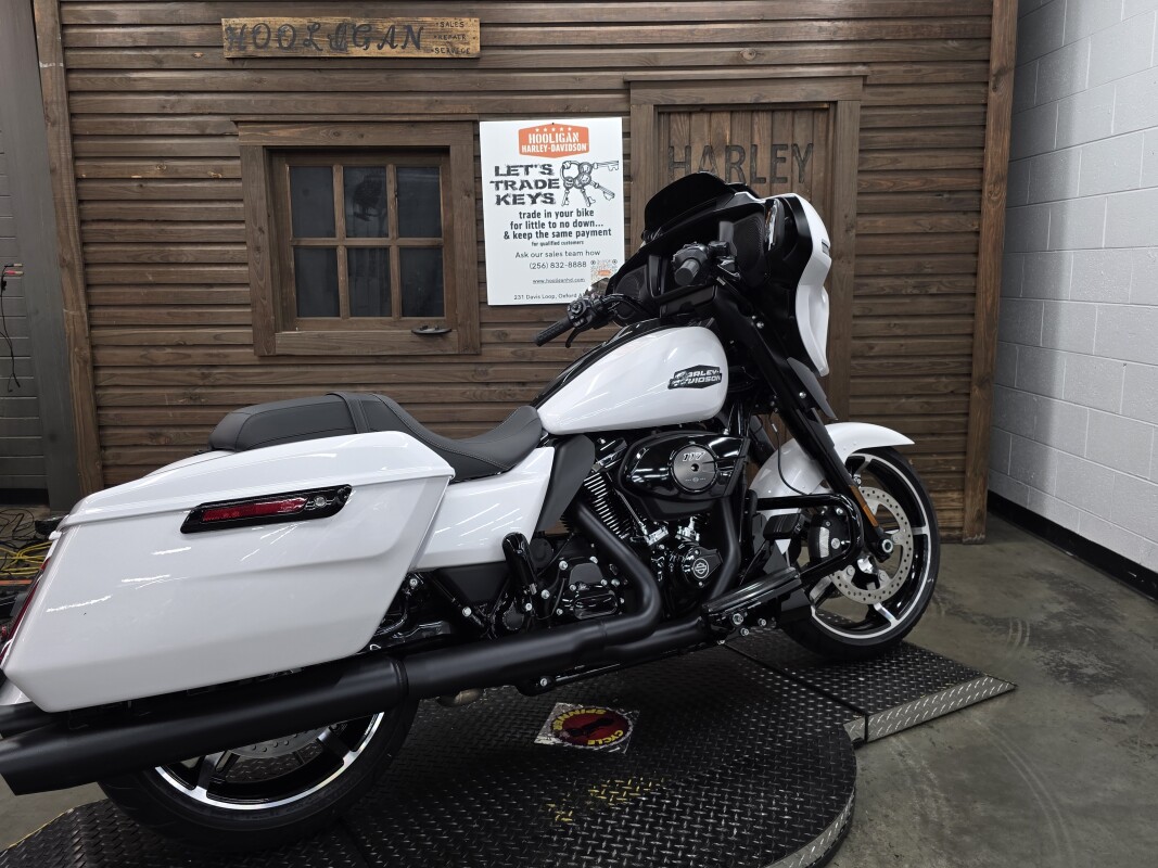 2025 Harley-Davidson Street Glide WHITE ONYX PRL/BLK TRIM - Photo 2