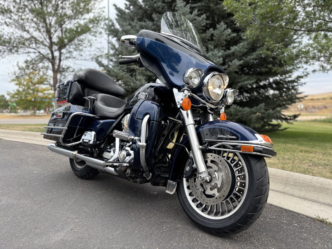 2013 Harley-Davidson Ultra Classic Electra Glide Big Blue Pearl/Vivid Black - Photo 2