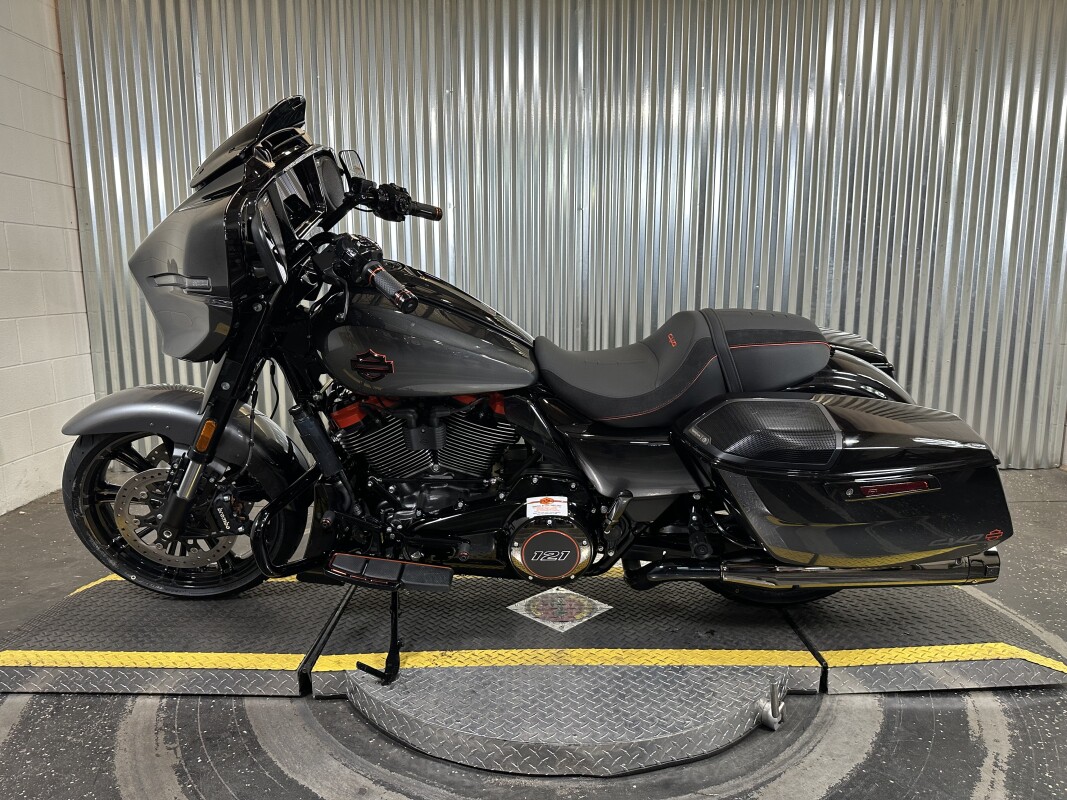 2025 Harley-Davidson CVO Street Glide Raven Fade - Photo 5