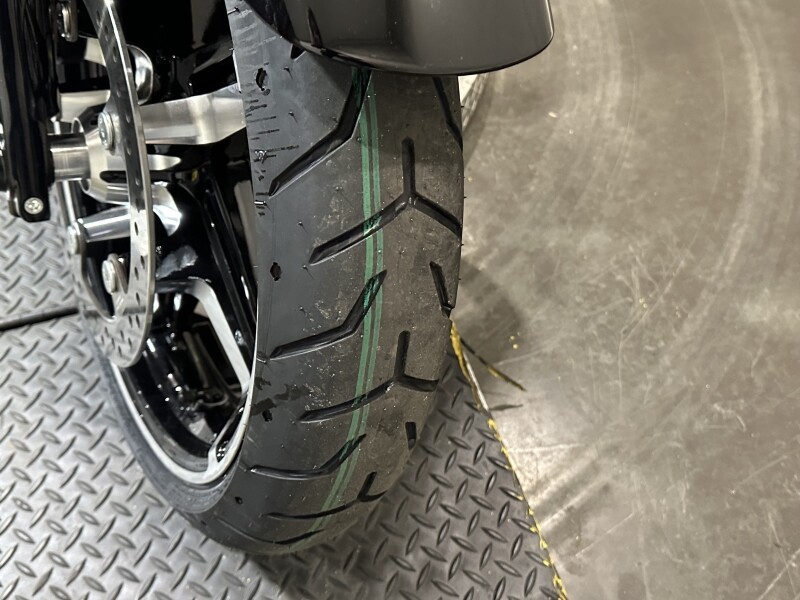 Harley-Davidson Street Glide Ultra 2025 FLHXU 84603051 VIVID BLACK W/ PINSTRIPE - Photo 10
