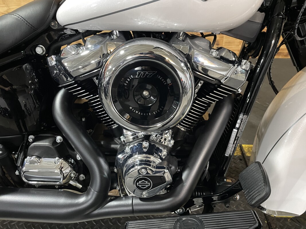 Harley-Davidson Heritage Classic 2025 FLHC WHITE ONYX PRL - Photo 2