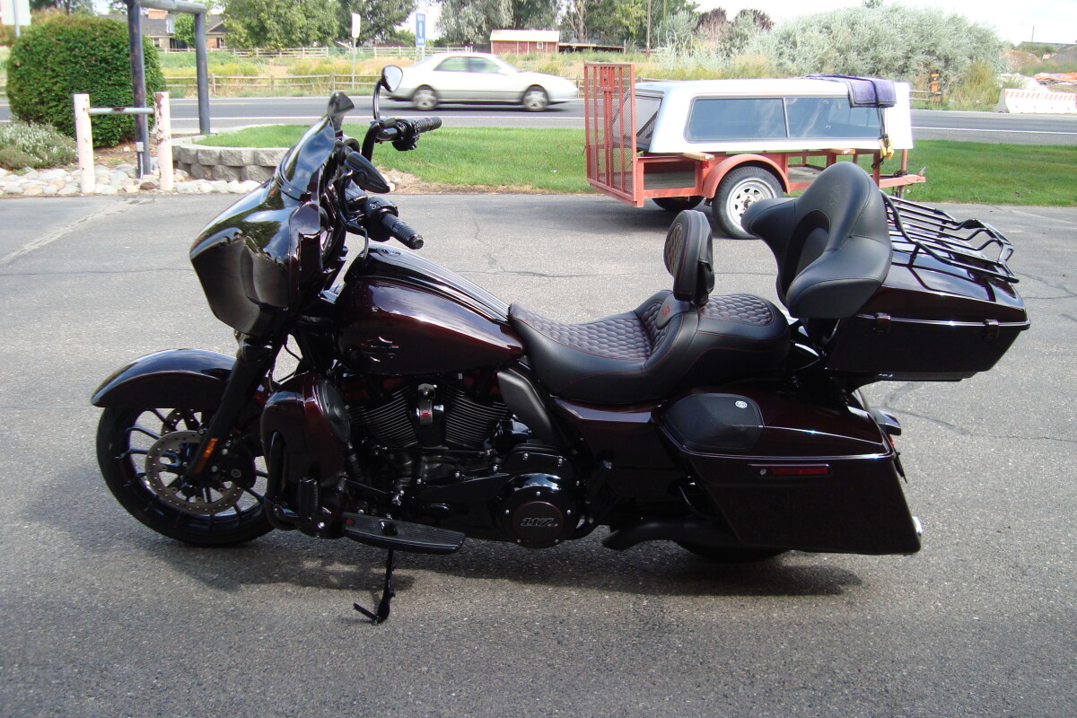 2019 Harley-Davidson CVO Street Glide Black Forest & Wineberry - Photo 5