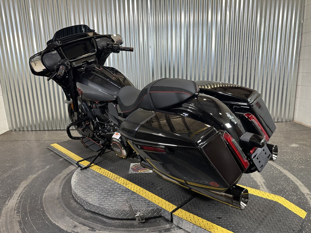 2025 Harley-Davidson CVO Street Glide Raven Fade - Photo 6