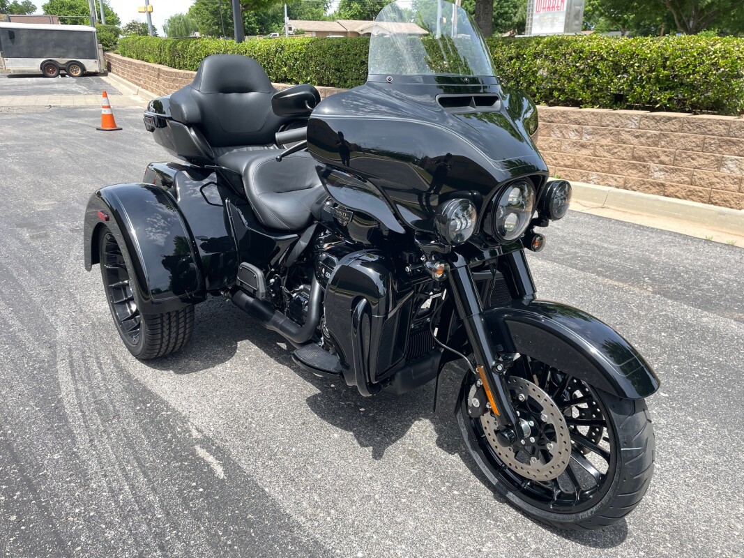 Harley-Davidson Tri Glide Ultra 2025 FLHTCUTG VIVID BLACK - Photo 3
