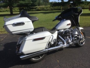 2024 Harley-Davidson® Street Glide® White Onyx Pearl thumb 1
