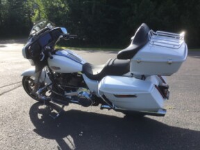 2024 Harley-Davidson® Street Glide® White Onyx Pearl thumb 2