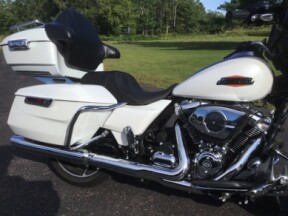 2024 Harley-Davidson® Street Glide® White Onyx Pearl thumb 0