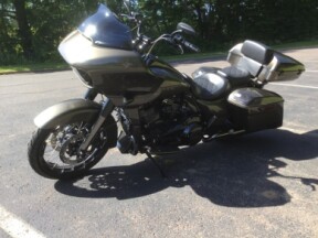 2021 Harley-Davidson® CVO™ Road Glide® Bronze Armor thumb 3