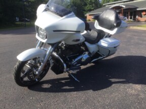 2024 Harley-Davidson® Street Glide® White Onyx Pearl thumb 3
