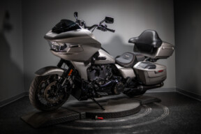 2023 CVO™ Road Glide™ (FLTRXSE) thumb 2