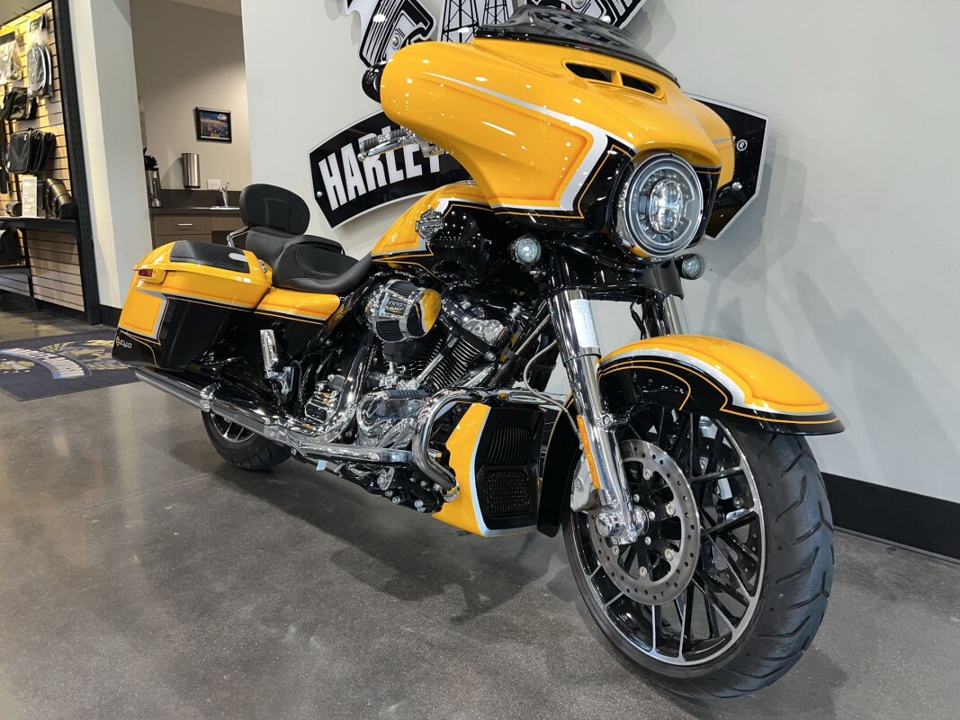 2022 Harley-Davidson CVO Street Glide FLHXSE - Photo 2